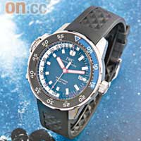 Aquatimer Deep Two手錶水深顯示器設於錶面左邊，內錶圈藍色部分顯示實際潛水深度，而紅色顯示所達的最大深度，最多可測量高達45米水深。橡膠錶帶款式 $121,000