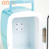 除了護膚品專門雪櫃，一般用來冷藏飲品的小型雪櫃亦可擺放護膚品。