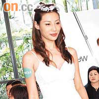 Mikki以白色吊帶裙上陣，為品牌擔任彩妝模特兒。
