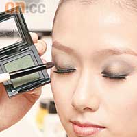 把綠色的Bash Metallic Eye Shadow，分別掃在眼頭及眼尾位置，兩者掃時均向眼窩方向暈開。