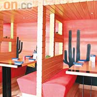 餐廳一邊的卡座內畫有墨西哥沙漠的壁畫，黃、橙、紅的色彩配合仙人掌的剪影，還有青綠小盆栽置旁，真假配合非常有趣。