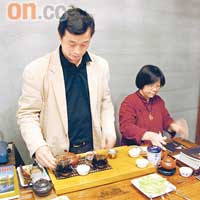 館長莊漢忠是呂美麗的丈夫，經常沏茶給參觀者。