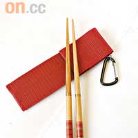 可拆式筷子$65（d）<br>充滿東瀛風味的木筷子，筷子中間設有螺絲位使每根筷子也能分拆成兩件，不用時拆開放入附送的袋中，用的時候才組裝，非常方便。