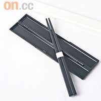 筷子連盒輕便套裝 $35/對（a）<br>無印良品推出的環保筷子套裝，同樣以其招牌的黑與白二色為主，簡約的外形最適合支持環保的潮學生。