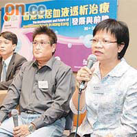 李榮鳳（右一）、杜健文（右二）講述在家居洗血的好處。