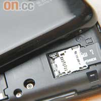 microSDHC卡要拆電池蓋才可見到，不過毋須拆電。