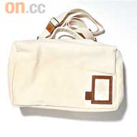 米白色帆布Messenger Bag $490