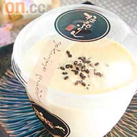 白芝麻布丁 $28<BR>用即磨日本白芝麻加牛奶及日本豆乳煮成，誘人的芝麻香加上豆乳清香，甜度適中。