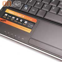 鍵盤大小與12吋Notebook無異，TouchPad則採用一體式的按鈕設計。