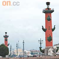 岸上猶如藝術雕塑的橙色柱，原來是一座燈塔。