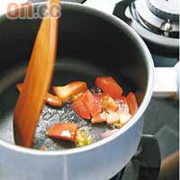 以慢火煮腍番茄粒，約兩分鐘後加少許水。