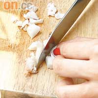 將龍蝦煮熟後剝殼切粒，切記不要切太碎，並放入先前的材料中煮勻。