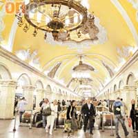 Komsomolskaya堪稱是最華麗的車站，天花更有壁畫及吊燈，記住抬頭欣賞。