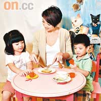 社交禮儀對孩子十分重要，故Winnie已開始訓練子女學餐桌禮儀。