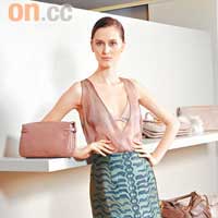 Bra $1,600<br>Dress $4,400<br>Skirt $18,000<br>羊皮clutch $4,950