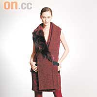 Coatdress $19,500<br>Fur scarf $8,500<br>絲襪 $800<br>高跟鞋 $4,150