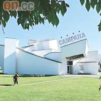 於1989年建成的Vitra Design Museum，是Frank O. Gehry第一件歐洲建築作品。