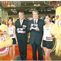 PSPgo開賣會富有中國特色，又舞龍舞獅，SCE亞洲總裁安田哲彥（中右）跟Sony香港業務拓展總部總裁恒松孝一（中左）都到場主持儀式。