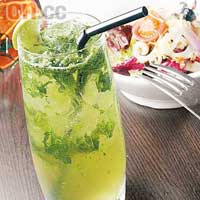 （前）Mojito $75（後） 雜錦生菜、魷魚、車厘茄、黑水欖及木瓜柳沙律 $68<br>Mojito用上冧酒、鮮青檸汁及薄荷葉調浸，洗刷享用月餅後的滯膩感，配合沙律感覺更清新，亦可幫助消化。