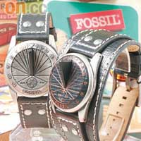 （左）銀色Sundial腕錶 $500<br>（右）木盤Sundial腕錶 $500