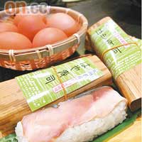 和歌山拉麵店桌上兩寶——青花魚壽司與溫泉蛋。