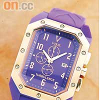 Adesso紫×金綴Swarovski水晶膠錶，錶面尺寸達40mm × 65mm。$4,190（A）