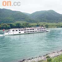 每年4月至10月，觀光船都會在瓦豪河谷行駛。