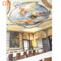 「王宮」內的大小房間，天花畫滿文藝復興時代的壁畫，牆身裱滿不同時期的畫作。