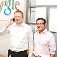 Google全球工程部副總裁Vic Gundotra（右）及Google Mobile產品經理Gummi Hafsteinsson（左）示範語音搜尋時，以外國人式普通話作搜尋都得，皆因開發時收集了很多「唔鹹唔淡」普通話的數據，所以問題不大。