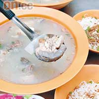 龍躉肉放湯的米線，由麵到魚肉都好吃彈口，湯鮮又濃，每碗RM30（約HK$70）起。