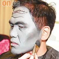 Step 3：以黑色油彩在顴骨下掃上腮影，如怕油彩「立」的話，化妝師建議在臉上掃上碎粉。