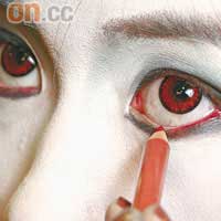 Step 2：用紅色眼線筆繪畫下眼線，令雙眼看起來像充血一樣。