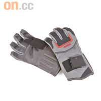 Burton Impact Glove，內藏護腕，既可保暖，亦可保護手腕，一物二用，售價$760。