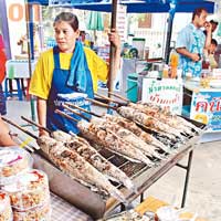 市場另一強項為試食服務，燒魚檔前方也有原條烤魚任君嘗。