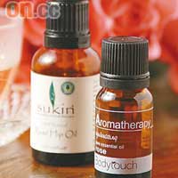 （左）Sukin Organics天然有機認證玫瑰果油 $190（B）（右）Aromatherapy玫瑰香薰油 $68（A）