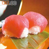 吞拿魚手鞠壽司 $110/件<BR>師傅講到明吞拿魚不用「日本一」，因為藍鰭只有冰鮮貨；薄薄一片蓋着壽司飯，鮮味無窮。