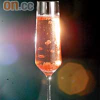 Kir Royale $168<BR>Chambord甜酒被凝固成像魚子醬一樣的Bubbles，放進香檳內任由氣泡帶動上下游走，真要驚嘆酒保的創意。