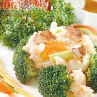 白松露菌珠龍蝦 $1,280<BR>半斤重珠龍蝦肉嫩爽甜，對比起蛋白，其爽嫩質感襯起白松露來，又有另一種味覺體驗。