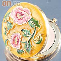 Floral Dynasty粉盒，盛着Re-Nutriv Intensive Comfort Pressed Powder。$1,200