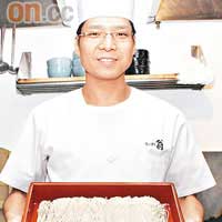 勘田拓志的手打蕎麥麵技巧是由阿爺傳授。
