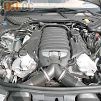 4.8公升V8引擎可輸出400匹馬力，綜合油耗為10.8L/100km。