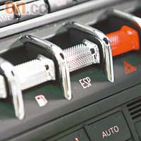 控制按鈕採用「拉開推關」操作方式，與落場賽車設定一樣。