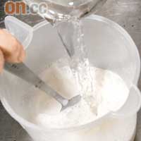 先將碎冰糖及200毫升清水煮滾，備用；用50毫升清水開馬蹄粉。