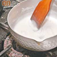將馬蹄粉漿及糖水同煮，一邊攪拌至粉漿開始杰稠。
