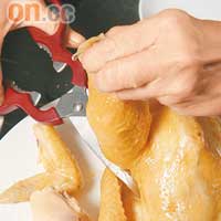 先煮綠豆粉絲備用；剪去白切雞的雞髀、雞翼，撕去雞皮及脂肪層。