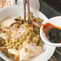 將雞胸肉條放碗內，加入麻油、豉油及熟綠豆拌勻。