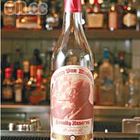 Pappy Van Winkle's Family Reserve Bourbon 20 Years $190/杯<BR>少數能陳釀廿年的波本威士忌，口感順滑醇厚，帶深沉而濃郁的木香，並隱隱透出辣椒的香氣，是餐廳的鎮店之寶。