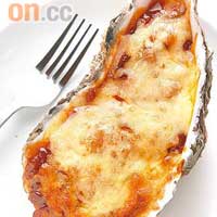 Baked Astoria Jumbo Oyster $53<BR>Frankie建議選用較大的生蠔來燒焗，否則體積太小，烹調後可能連蠔都溶掉。淋上西餐常見的芝士煙肉汁再焗，惹味十足。