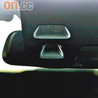 擋風玻璃上裝有測距裝置，當偵測到前方有阻礙物便會自動煞車。
