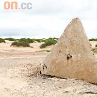 沙丘中不時出現大大件的三角水泥路障，原來是二戰時抵擋日軍坦克來襲之用。